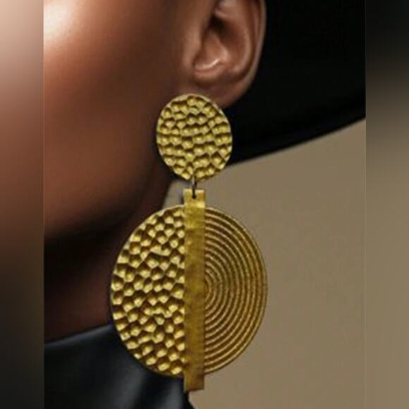 HOT✨ Round Gold Textured Statement Earrings - Picture 4 of 6